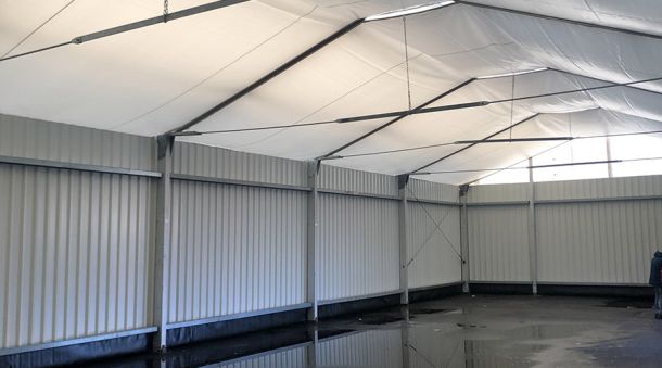 Innenansicht Zelthalle mit Plane